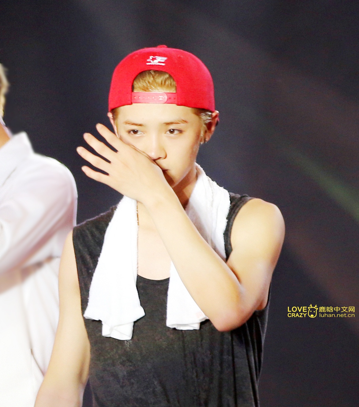 Luhan có biểu hiện như cố gắng nhịn khóc.
