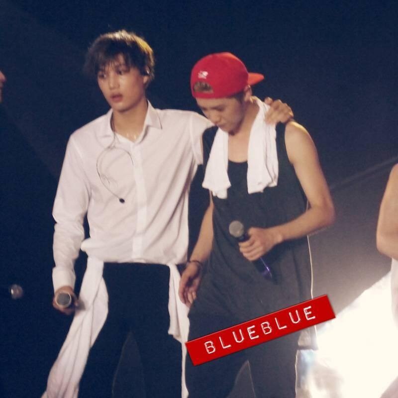 Kai phải ôm vai Luhan động viên. Ảnh: