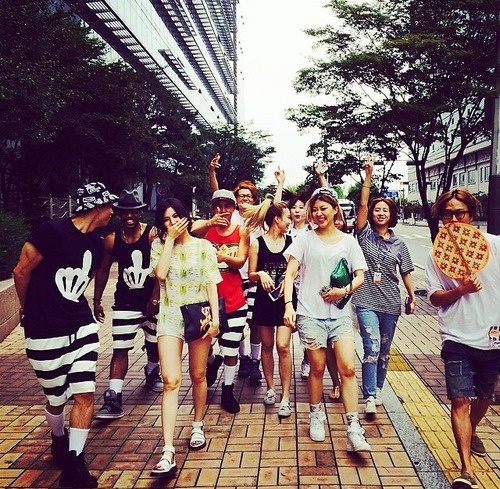 Một số ảnh hậu trường chia sẻ trên mạng trong quá trình quay MV Red. Ảnh: instagram