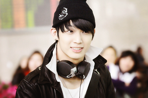Hyunsik thuộc nhóm nhạc 7 thành viên BTOB, trực thuộc công ty Ảnh: cuniecun