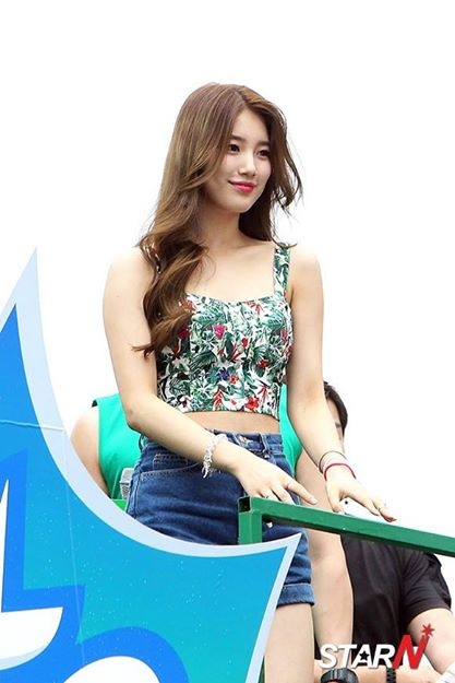 Suzy xuất hiện với vẻ tươi trẻ và khỏe khoắn tại sự kiện. Ảnh: starN