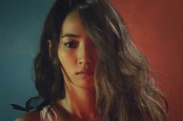 Yenny (Wonder Girls) quan quai giua duong trong MV moi hinh anh