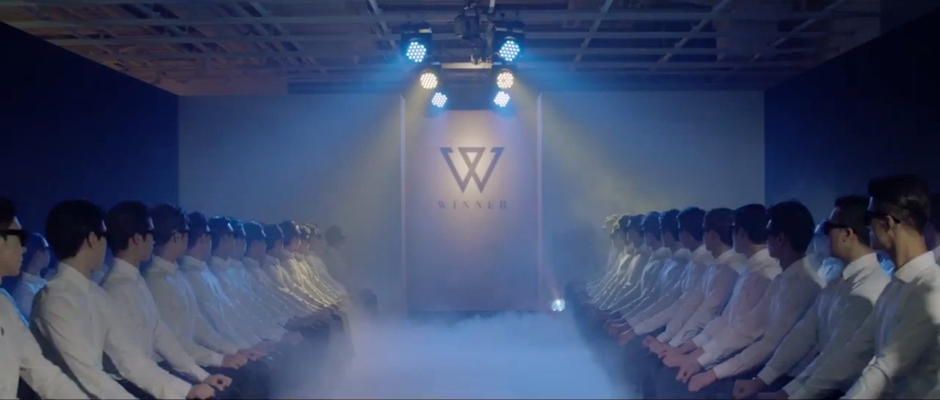 Clip sử dụng hình ảnh sàn diễn thời trang tượng trưng cho sân khấu debut của WINNER.
