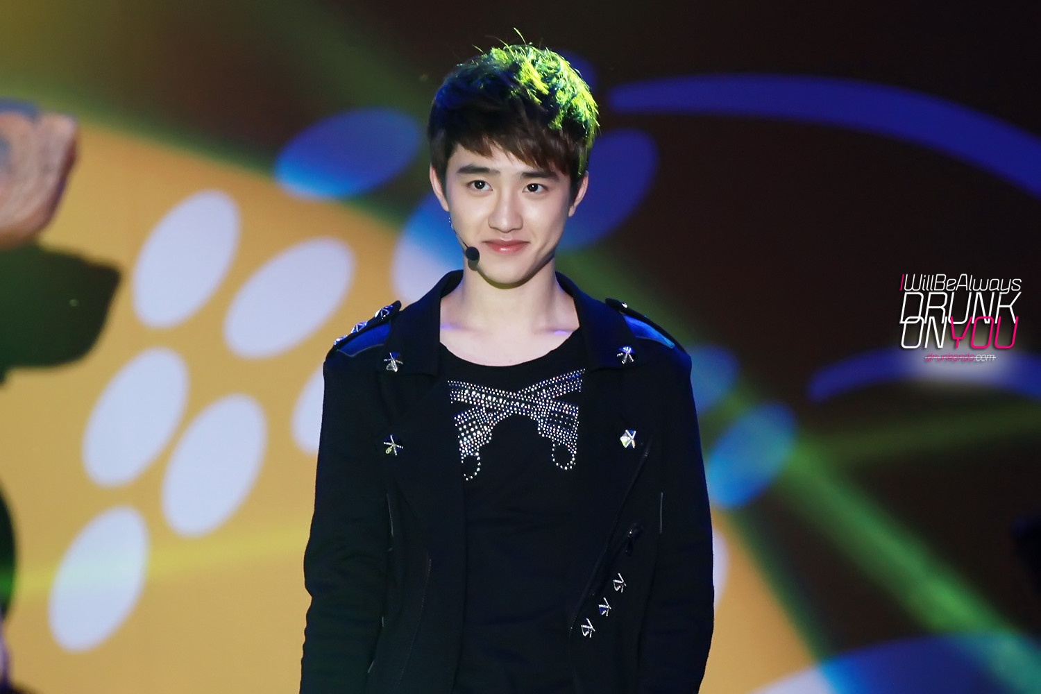 D.O được yêu mến nhờ vẻ ngoài dễ thương và giọng hát ấm áp.