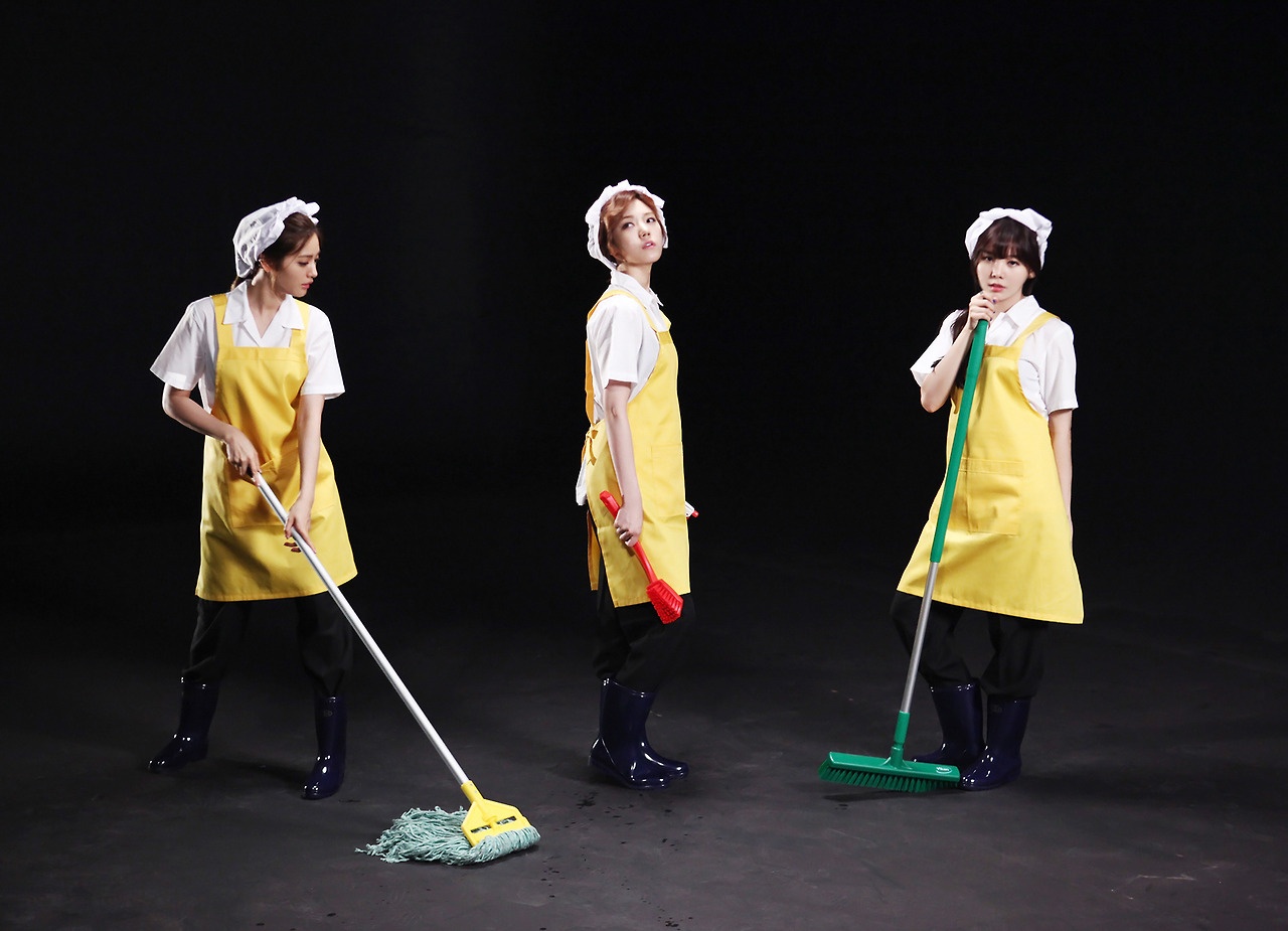 Orange Caramel hóa thân thành nhân công lau dọn.