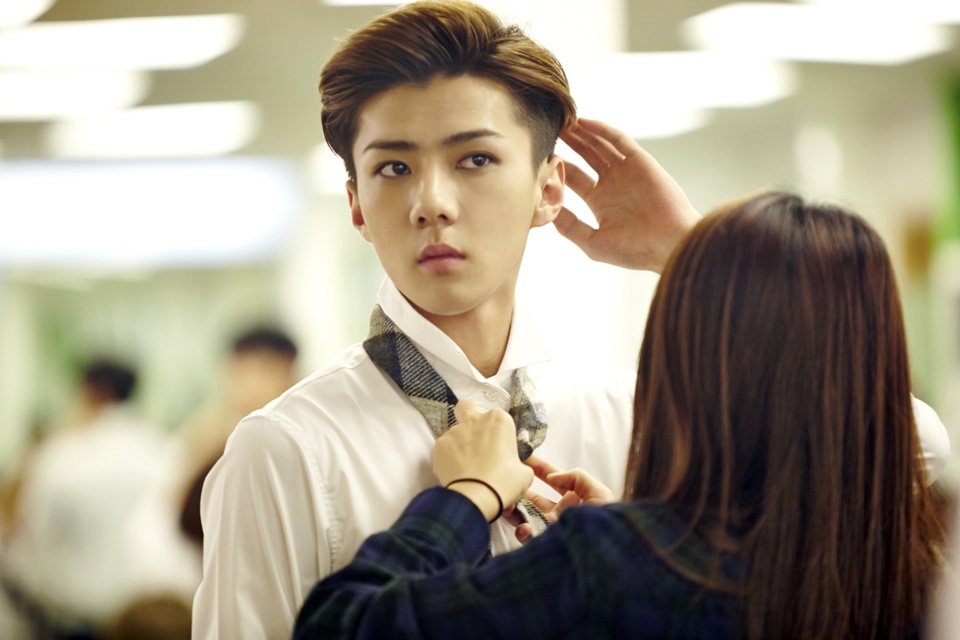 Sehun chỉnh trang đầu tóc cẩn thận trước buổi họp báo. 