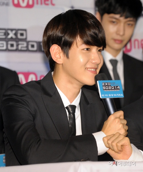 Baekhyun bối rối khi hỏi vặn chuyện yêu đương. 