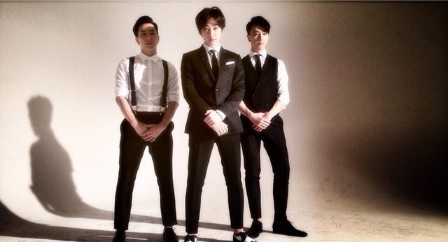 Kasper (áo đen, ngoài cùng bên phải) thu hút sự chú ý của fan nữ.