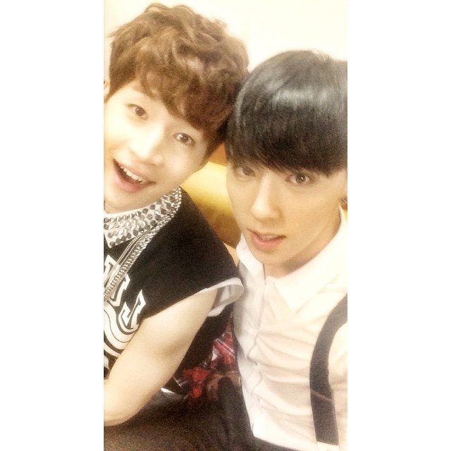 Kasper khoe ảnh chụp cùng Henry Lau. 