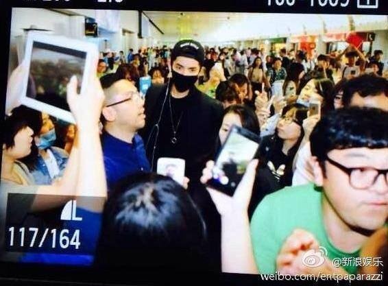 Hàng trăm fan chào đón Kris ở sân bay.