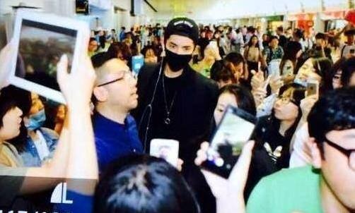 Kris (EXO) bi vay kin o san bay ve Trung Quoc hinh anh