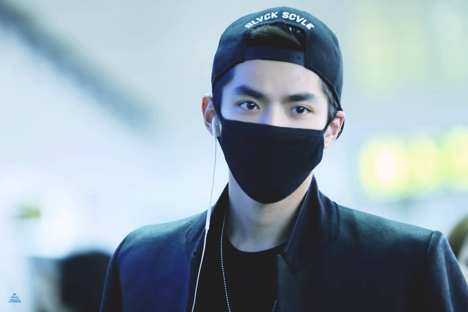 Kris diện cây đen từ đầu tới chân.