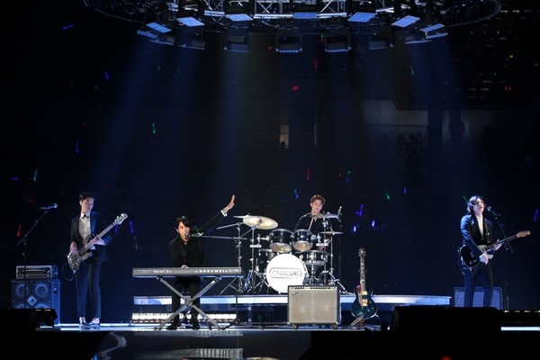 CNBLUE không có vũ đạo hấp dẫn nhưng vẫn chinh phục khán giả nhờ giọng hát và tài chơi nhạc cụ.