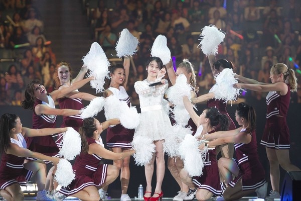 IU diện váy trắng đáng yêu. 