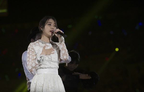 Red Shoes (KCON 2014) - IU hinh anh