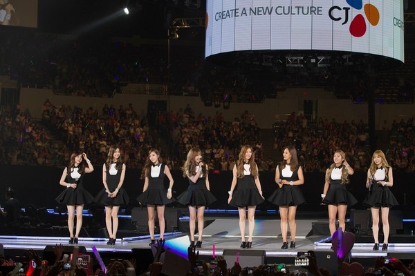 SNSD biểu diễn với 8 thành viên, do Sooyoung bận đóng phim ở Hàn. 