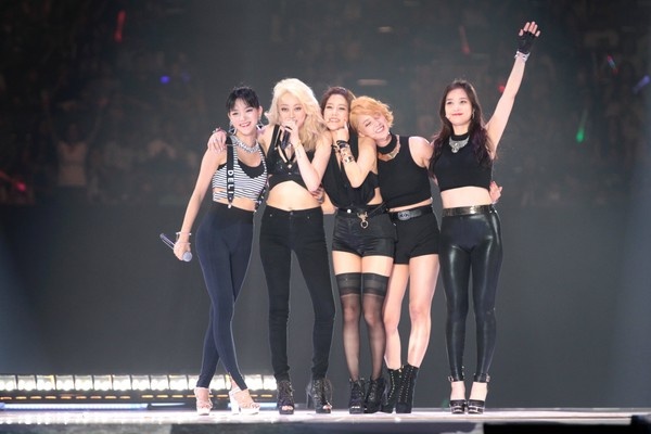 SPICA vừa xinh đẹp vừa quyến rũ trên sân khấu. 