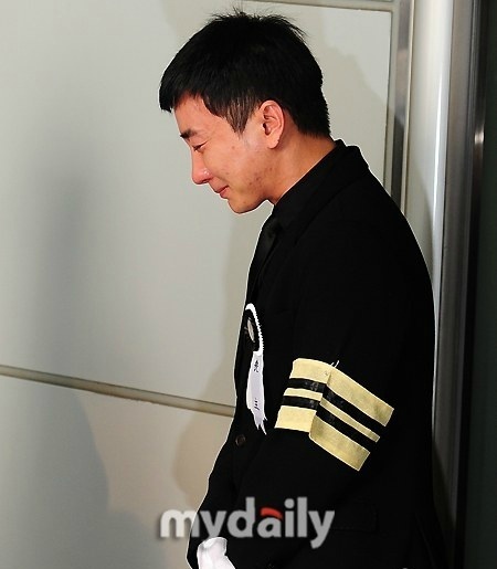Leeteuk về nhà chịu tang cha và ông bà hồi đầu năm. Ảnh: mydaily