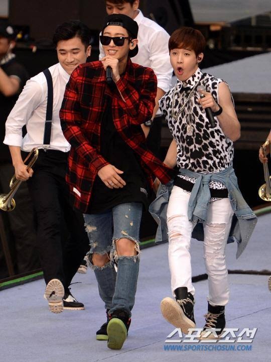 Chanyeo hỗ trợ Henry. 