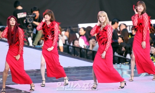 Bon hotboy cua SM gia gai, dien vay xe ta trong concert hinh anh