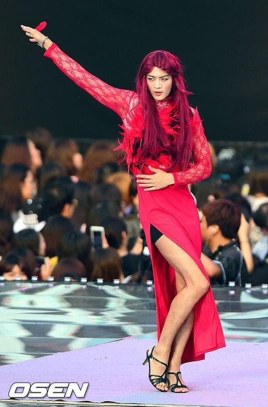 Minho hóa cô nàng tóc đỏ bốc lửa. 