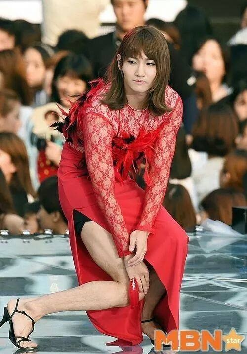 Changmin rất điệu đà với váy xẻ tà. 