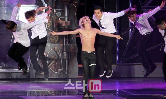 Danger (fancam SMTOWN World Tour IV) - Taemin (SHINee) hinh anh