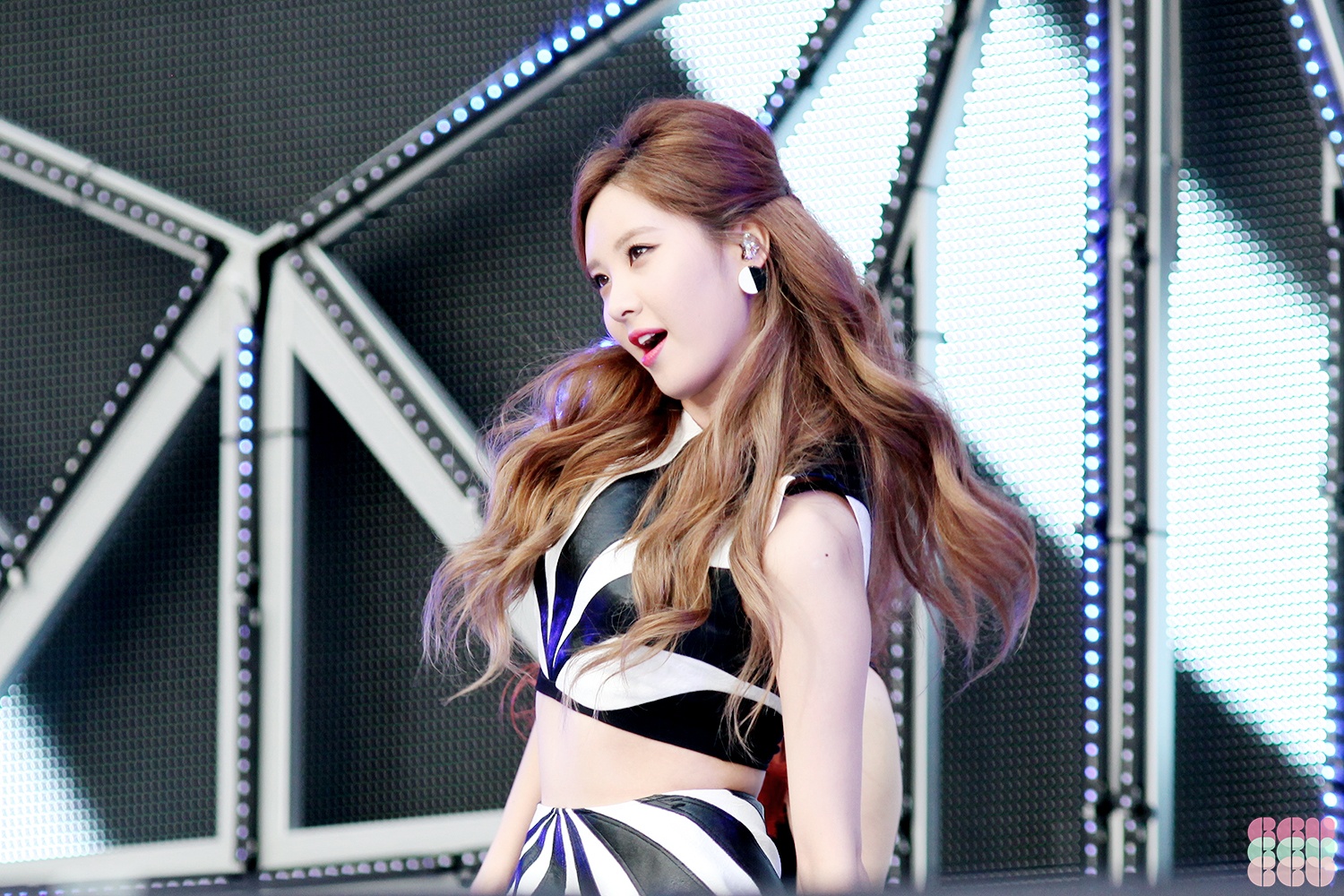 Cô em út ngây thơ đã chứng tỏ vẻ đẹp trưởng thành khi bùng nổ cùng Amber f(x) qua hit Problem. Đây là ca khúc đang làm mưa làm gió trên bảng xếp hạng nhạc Âu Mỹ của Gran