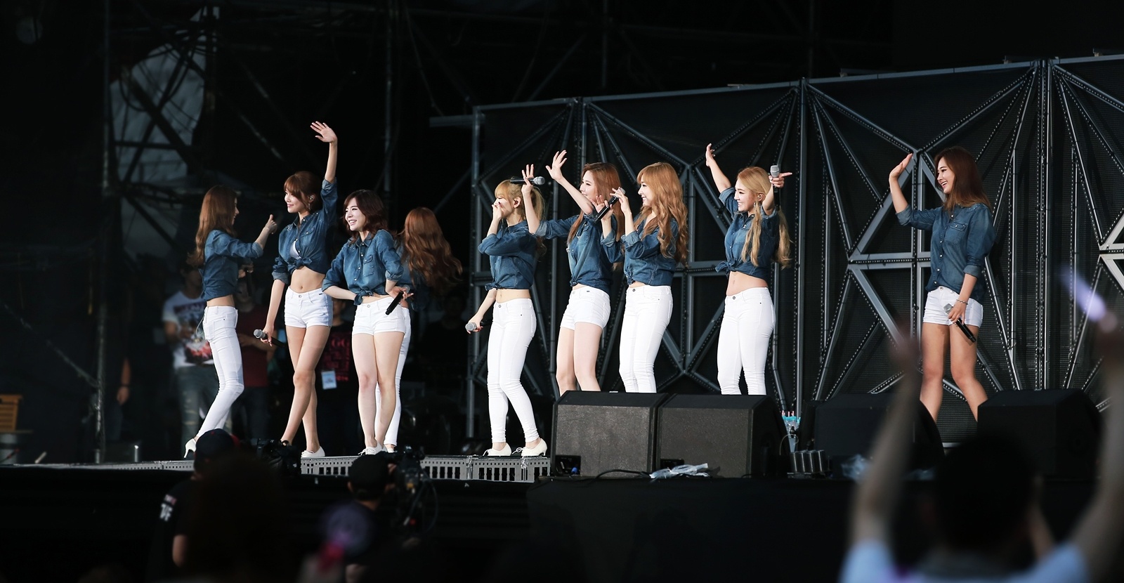 SNSD chỉ là một phần trong sô diễn gia đình của công ty SM. Tuy nhiên, sự xuất hiện của 9 cô gái tại mỗi đợt SMTOWN đều gây nhiều chú ý. Sau concert tại Seoul, dàn sao nhà SM sẽ cùng tiến quân tới các thành phố lớn trên thế giới. Những Sone may mắn sẽ được trực tiếp chứng kiến các màn trình diễn cũng như vẻ đẹp của các cô gái SNSD trong loạt trang phục biểu diễn mới.