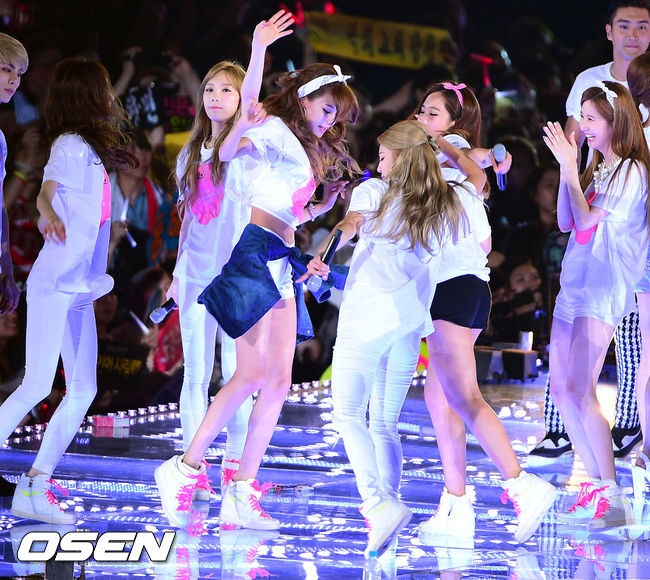 SNSD đãi fan 5 ca khúc quen thuộc - Into The New World, Kissing You, Hoot, Gee và Mr.Mr.