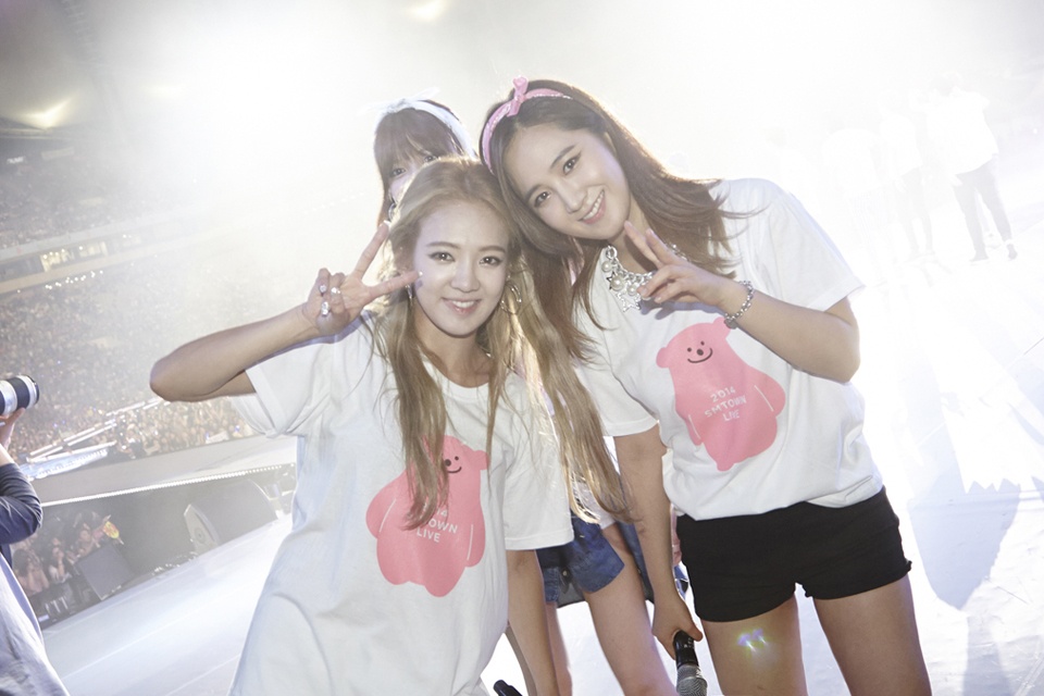 Các cô gái luôn mỉm cười rạng rỡ và biểu diễn hết mình trước sự cổ vũ của hàng nghìn fan. 