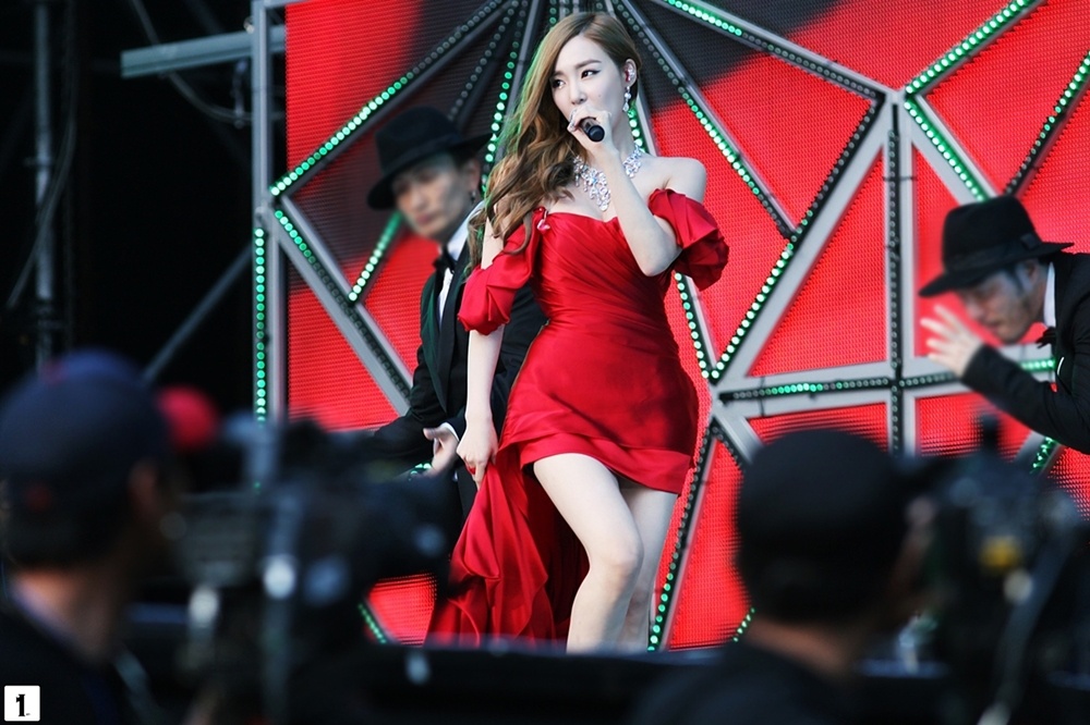 Tiffany được ưu ái nhiều tiết mục đặc biệt nhất nhóm. Cô có màn song ca Bang Bang cùng Key (SHINee) và Say Something với Kangta.