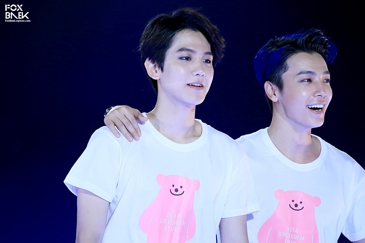 Tại SMTOWN năm nay, cảnh thân mật như nắm tay, đùa giỡn giữa nghệ sĩ nam và nữ có vẻ được hạn chế hơn sau khi nhiều sao bị phanh phui chuyện hẹn hò. Để bù vào đó, người hâm mộ vẫn thỏa thích chứng kiến cảnh “tình thương mến thương” của các “cặp đôi” độc đáo. 