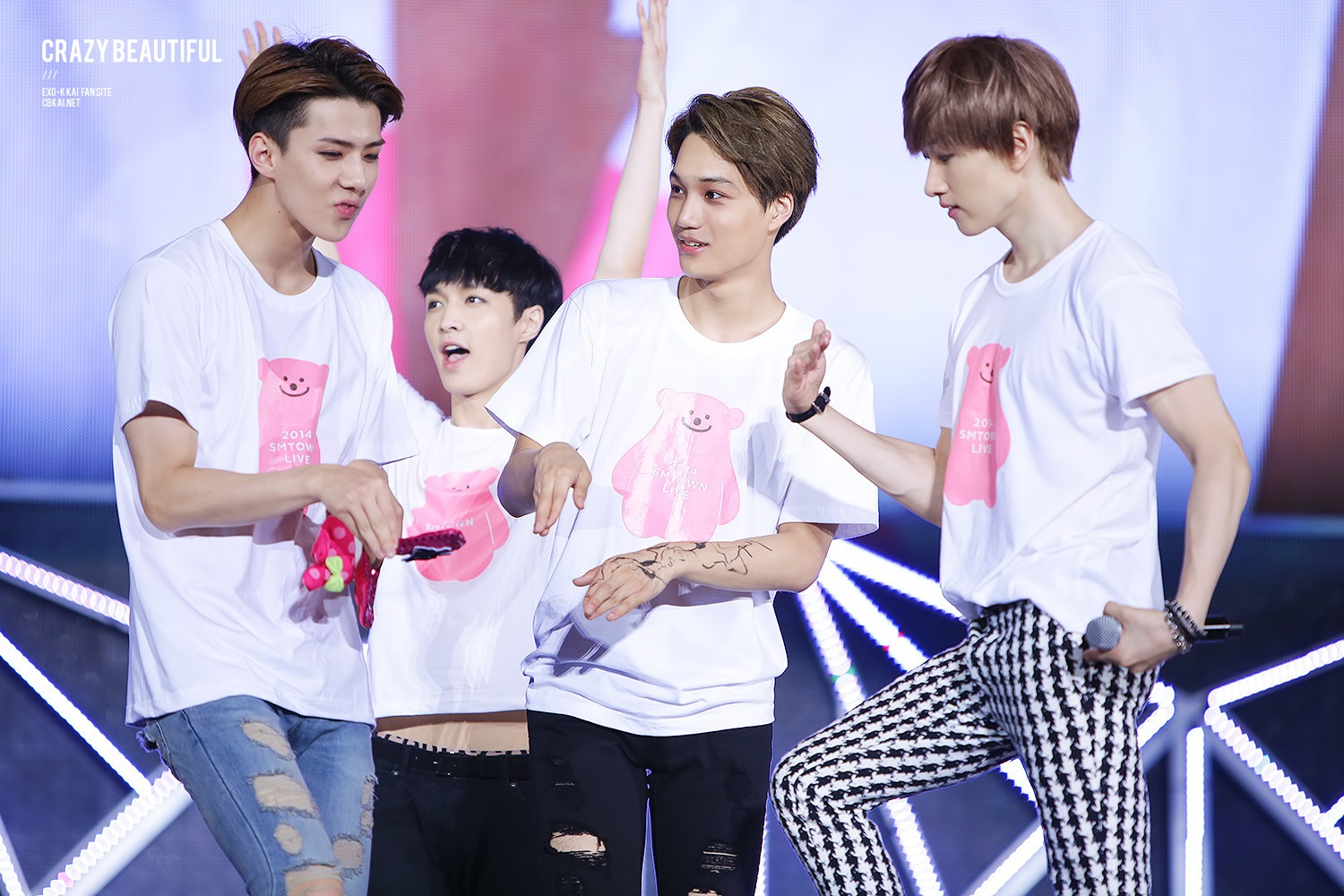 Cười té ghế trước điệu bộ của Sehun, Kai và Taemin.