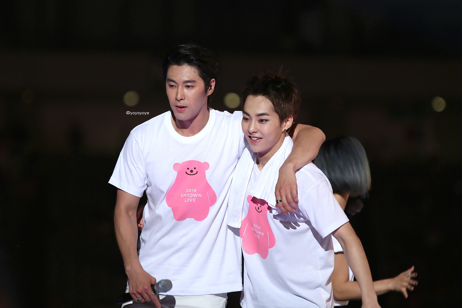 Xiumin EXO mãn nguyện khi kề vai bá cổ thần tượng lớn của mình, Yunho TVXQ.