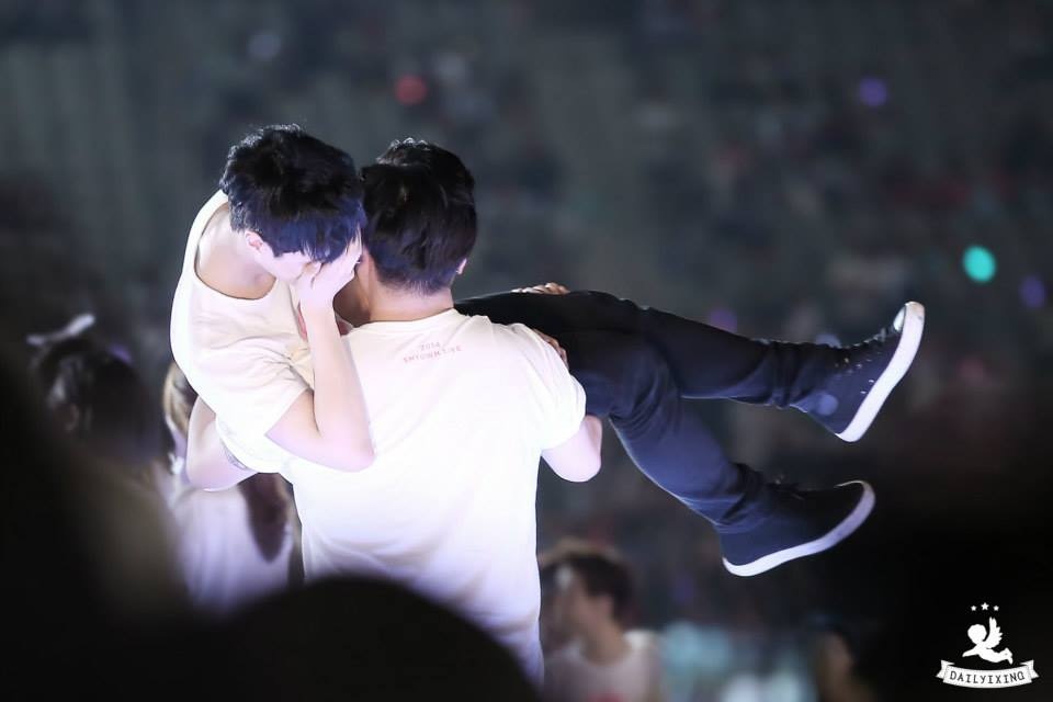 Tao xấu hổ khi được một đồng đội bế.