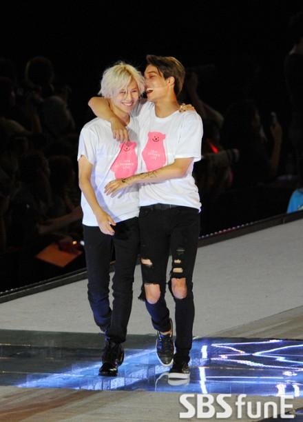 Khoảnh khắc thân mật của Taemin và Kai.