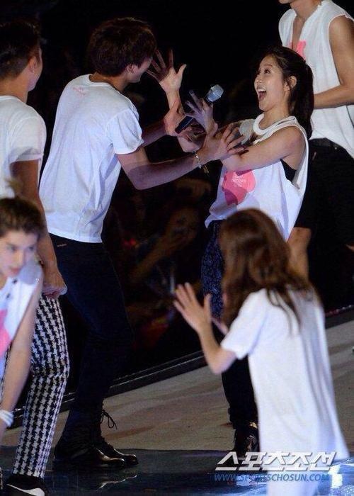 BoA giỡn cùng Kangta.