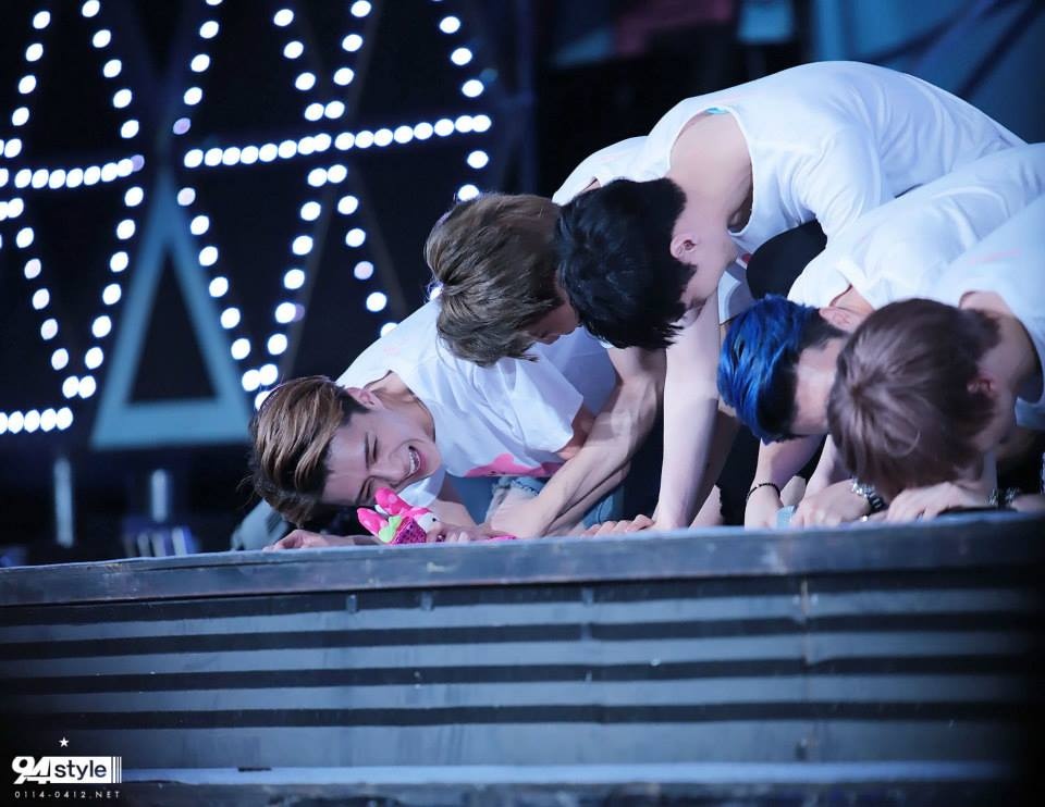 Quỳ chào khán giả mà các thần tượng vẫn không ngừng pha trò với nhau.