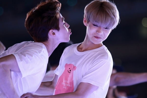 Dai nhac hoi SMTOWN - san khau cua vo so 'chuyen tinh' hinh anh