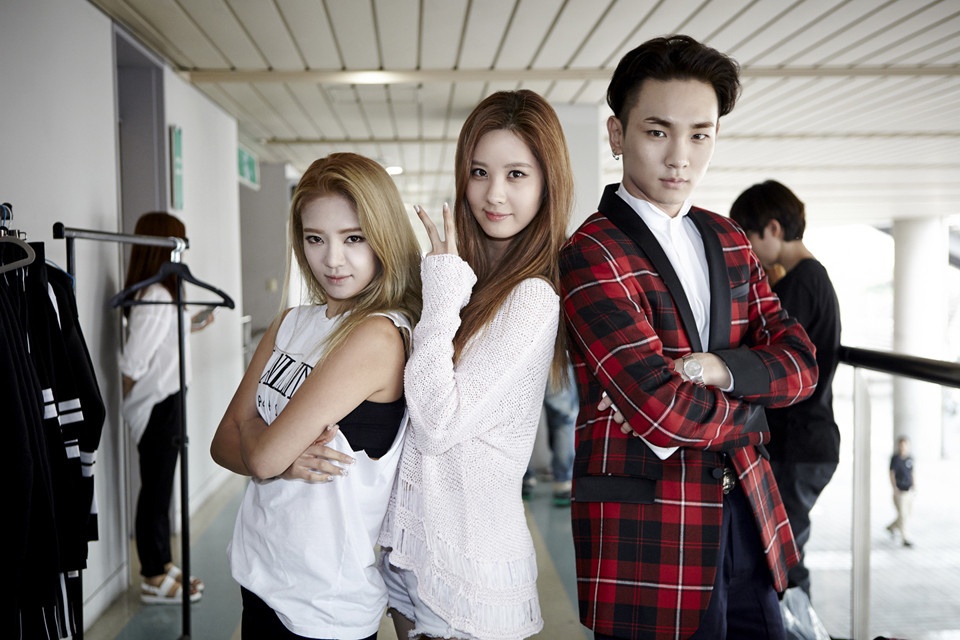 Một trong những thú vui của fan là săm soi những khoảnh khắc tương tác giữa các thần tượng từ các nhóm nhạc khác nhau trên sân khấu gia đình.