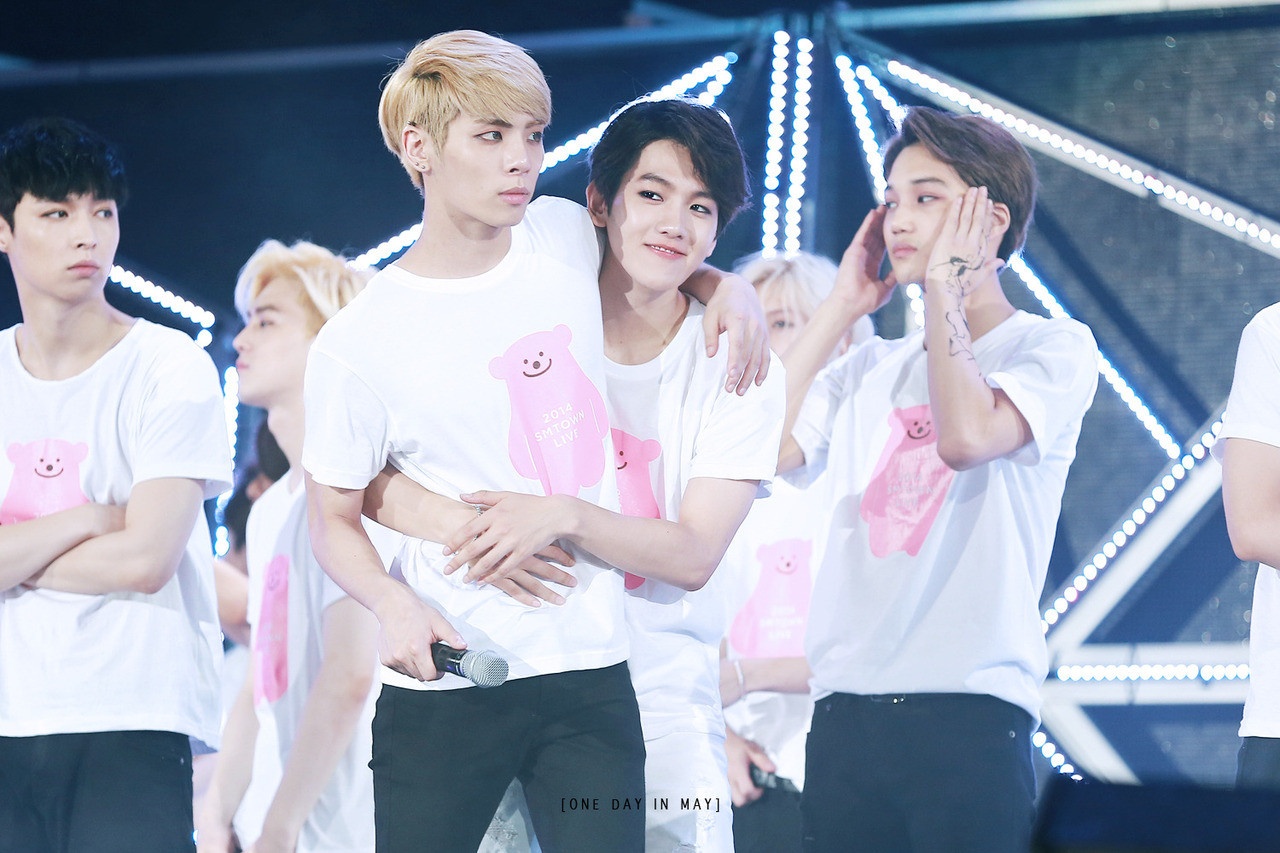 Baekhyun ôm eo đàn anh.