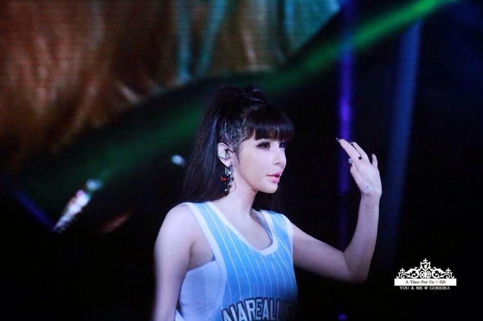 Park Bom diễn hết mình trước hơn 35.000 khán giả Hàn. Ảnh: you&me&gdreira