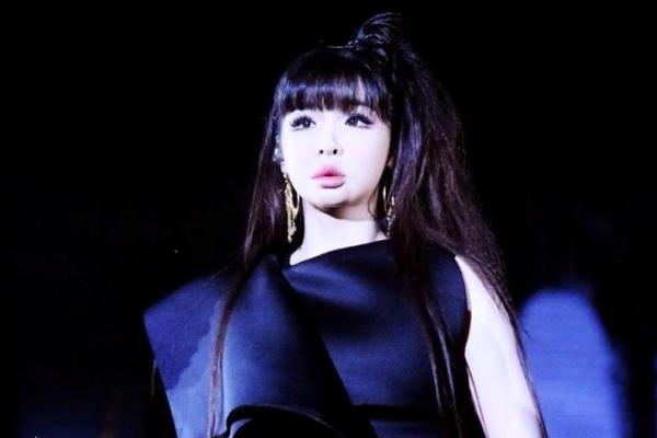 Park Bom (2NE1) lan dau dien truoc fan Han sau scandal hinh anh