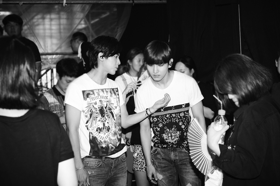 Sở hữu nhiều thần tượng hàng đầu của làn sóng Hàn, SMTOWN không chỉ là sân khấu âm nhạc thuần tùy, mà còn là nguồn cơn của vô số chuyện “trà dư tửu hậu” cho các fan bàn tán một thời gian dài.