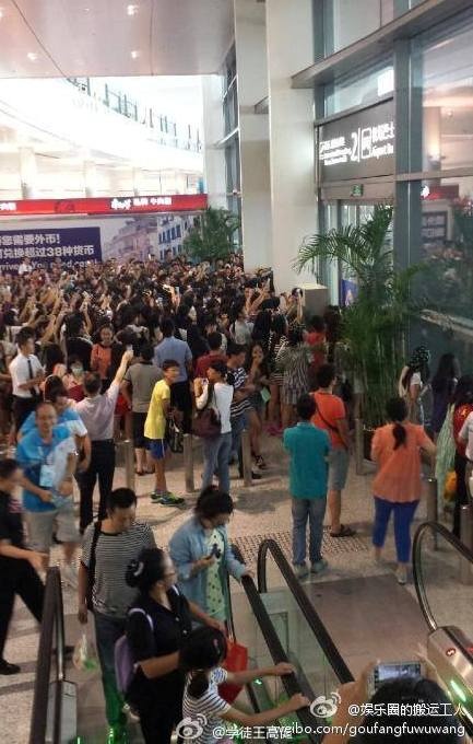 Fan cuồng vây kín EXO tại sân bay Nam Kinh. Ảnh: weibo