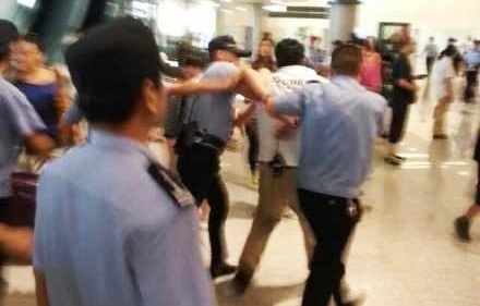 Fan nao loan, ve si EXO bi bat o san bay hinh anh