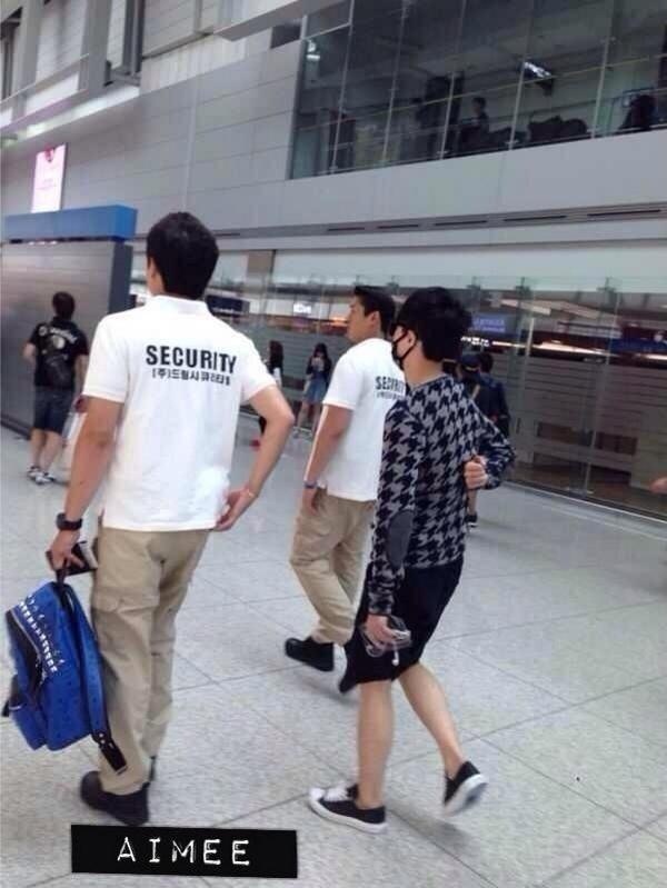 Lay liên tục để tay lên lưng sau khi bị va đập do fan chen lấn.