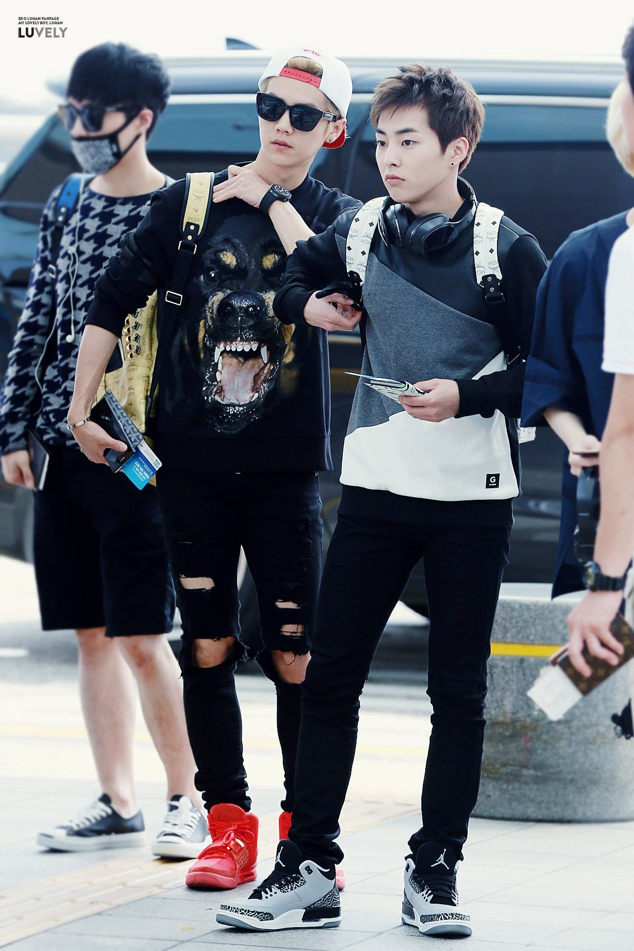 Đa số thành viên EXO đeo khẩu trang, kính đen kín mít. 