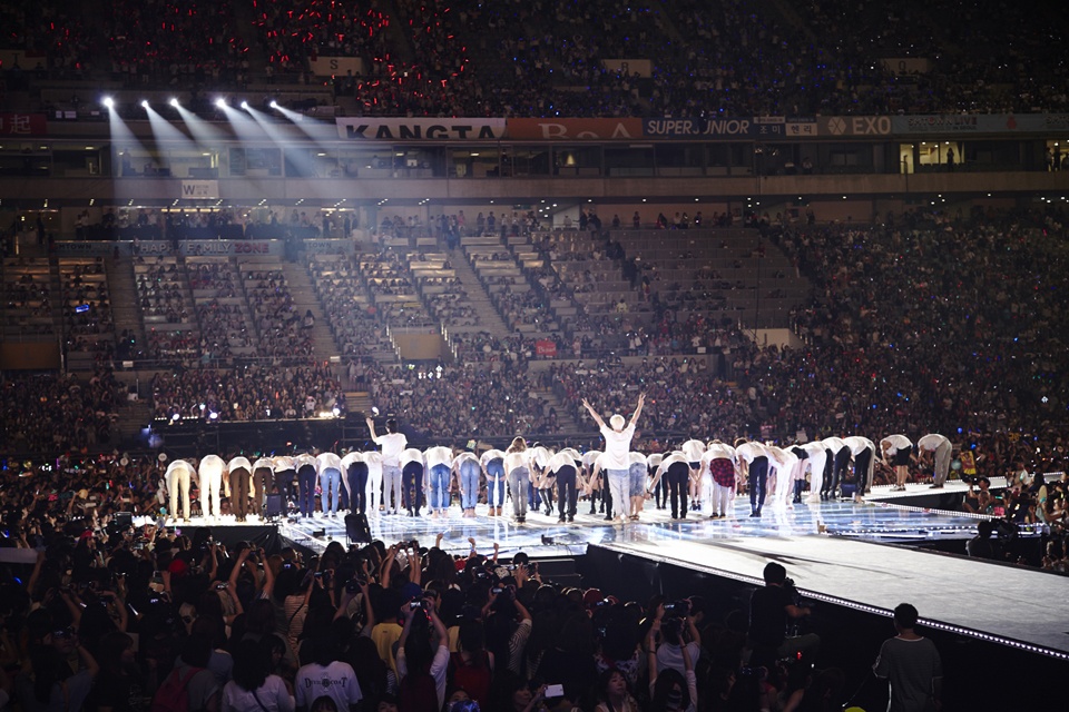 Buổi concert đầu tiên thuộc SMTOWN World Tour IV đã khép lại, nhưng fan khó có thể quên những màn trình diễn tuyệt vời, cũng như khoảnh khắc bên nhau đáng quý của thần tượng.